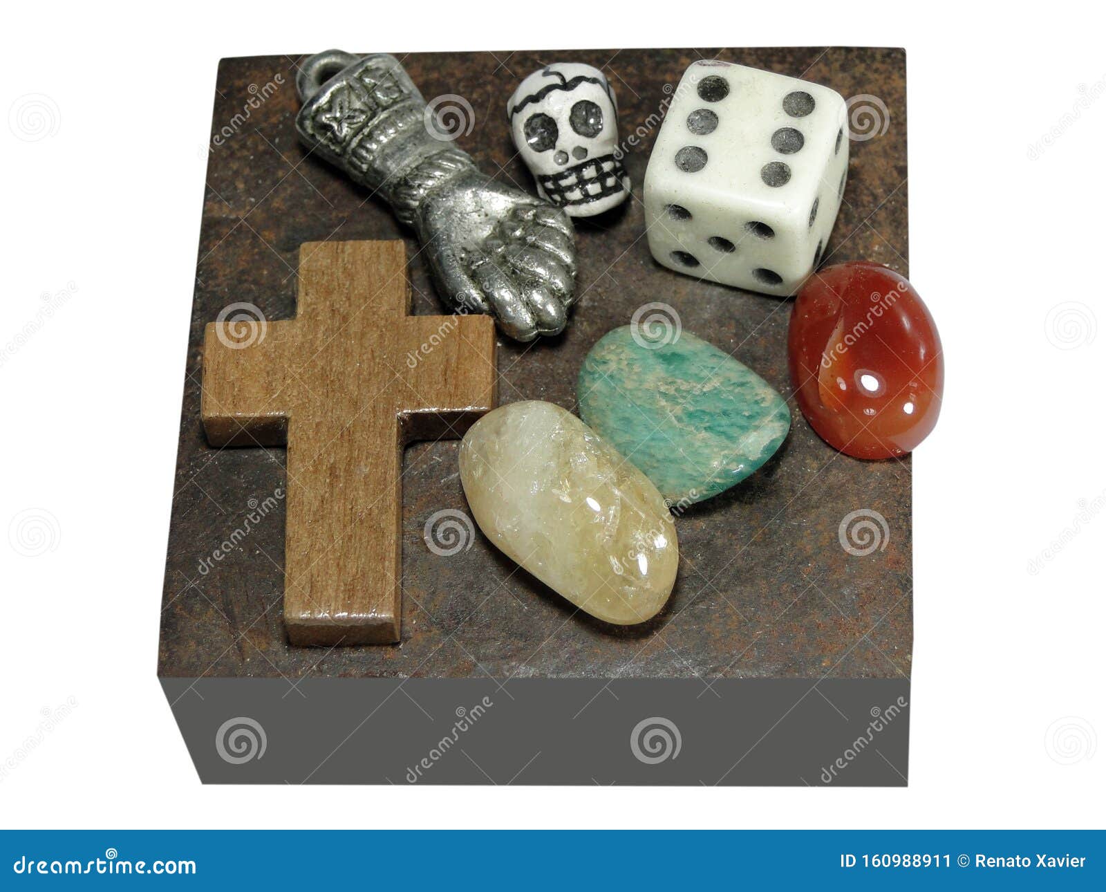 mesa mÃÂ ÃÂ­stica com pedras, sÃÂ ÃÂ­bolos e objetos xamÃÂ¢nicos.